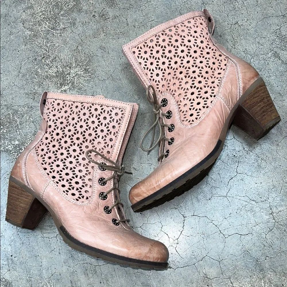 * Women's Pink Lace-Up Ankle Boots